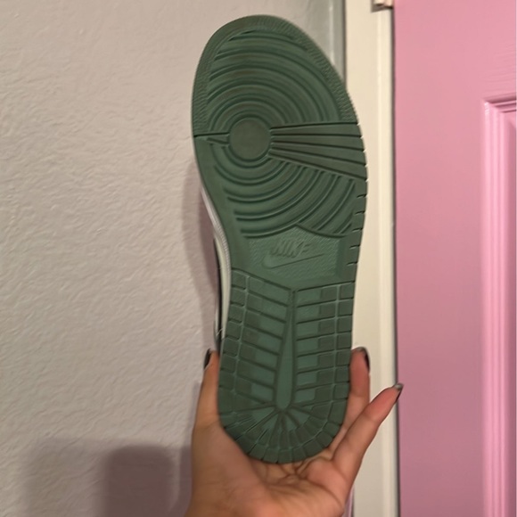 Woman’s air Jordan Dutch green - Picture 2 of 12
